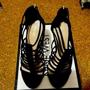 Size 9 1/2 Black shoes. The heels are 5”high. They are man made material.